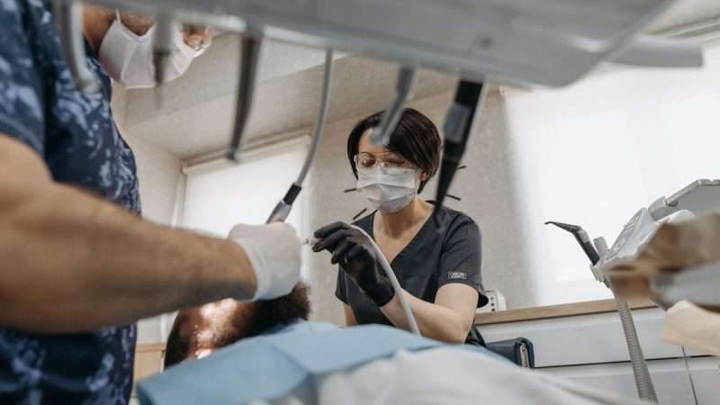 Gestire l’ansia da visita dentistica: strategie e suggerimenti per affrontare la paura