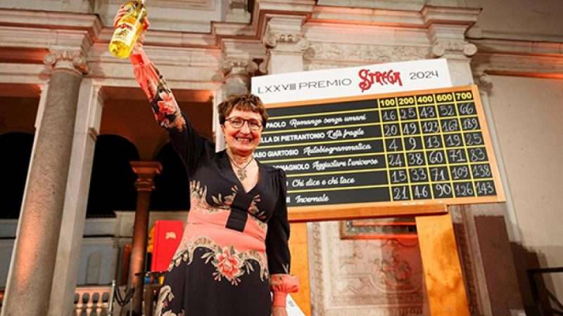 L’odontoiatra Donatella Di Pietrantonio vince il Premio Strega 2024 con “L’età fragile”