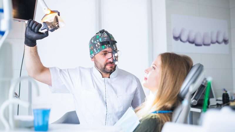 Tecniche di implantologia nei casi complessi: approcci innovativi e personalizzati